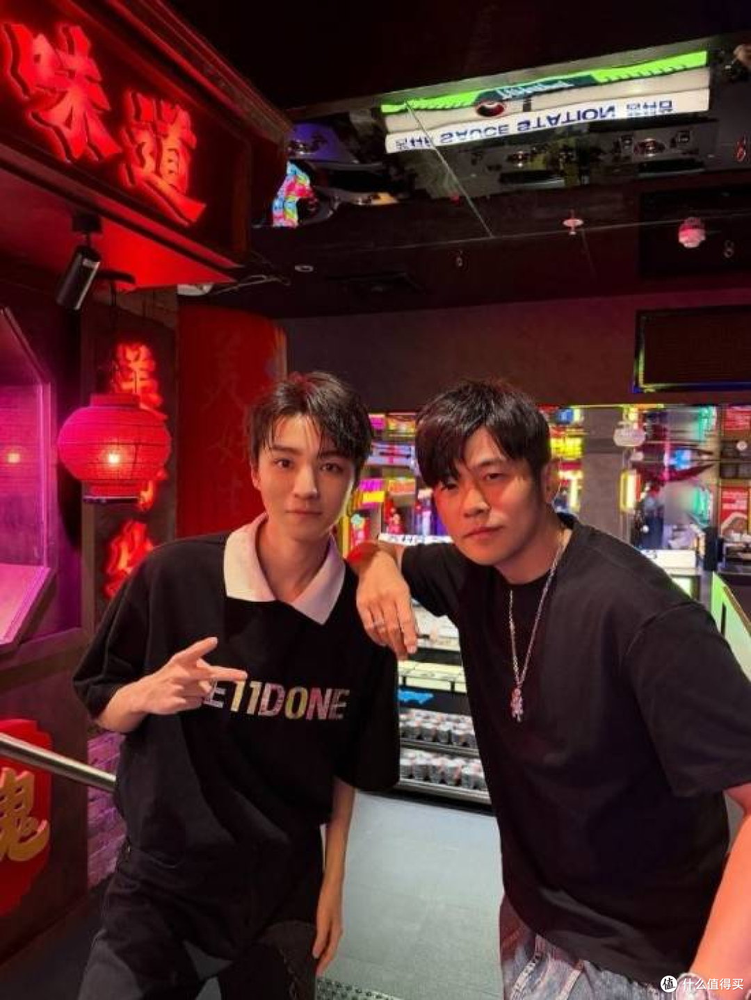 周杰伦晒出与王俊凯陈奕迅合照,一起聊音乐真好,藏着的神仙羁绊