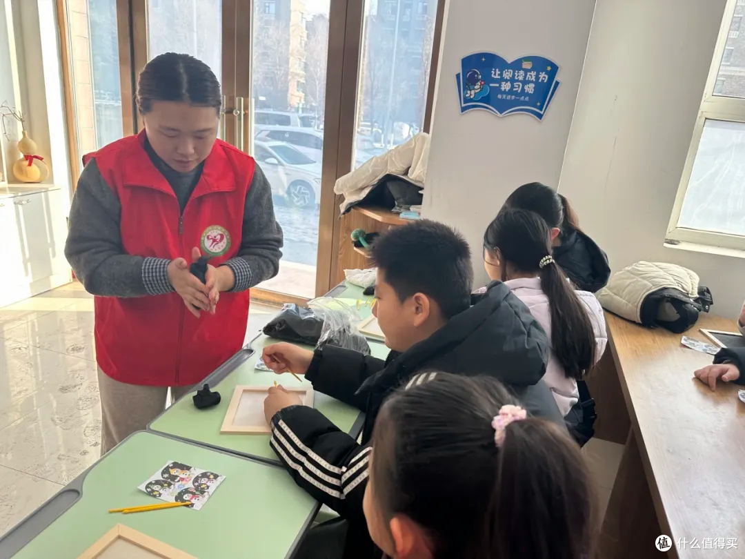 公主岭青年先锋志愿者协会开展关爱一老一小 “雪人”黏土画活动