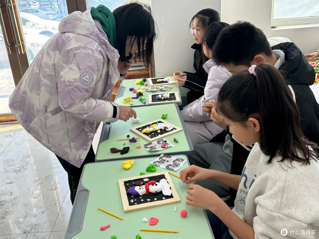 公主岭青年先锋志愿者协会开展关爱一老一小 “雪人”黏土画活动