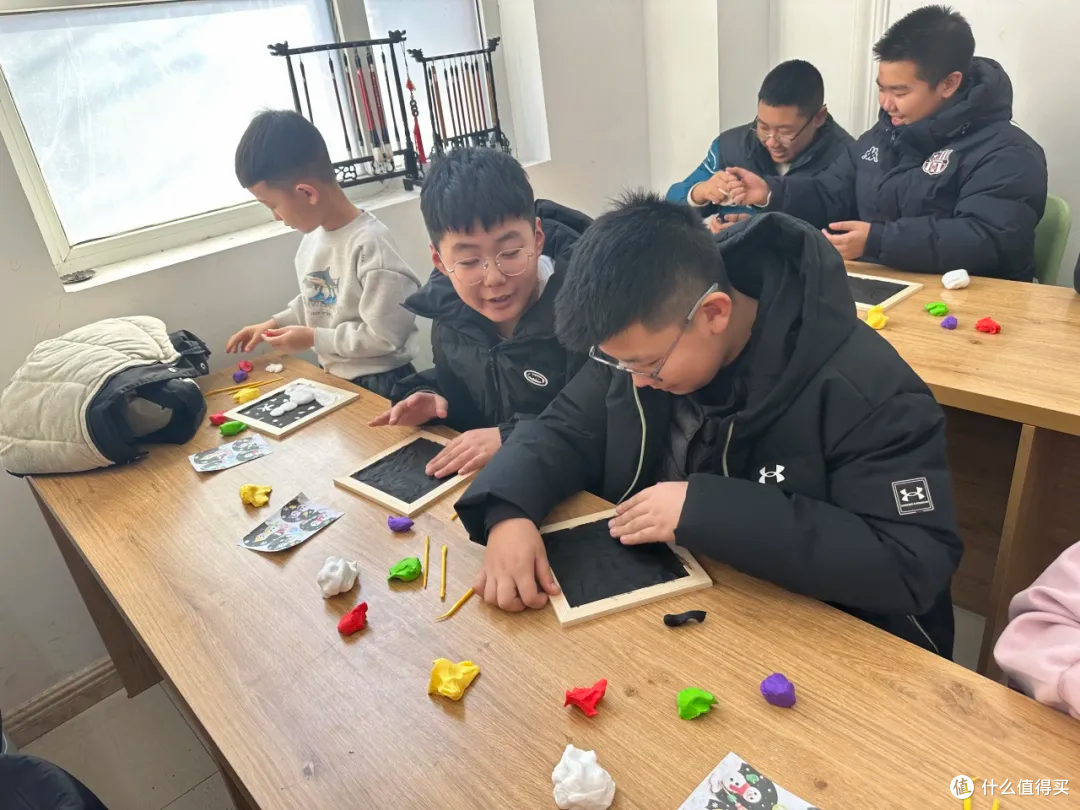 公主岭青年先锋志愿者协会开展关爱一老一小 “雪人”黏土画活动