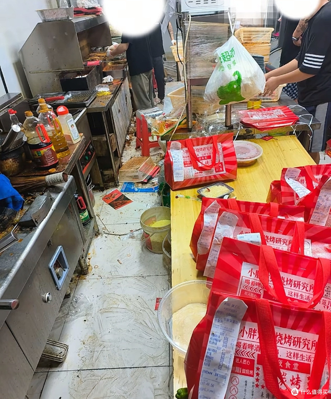 油腻的地板，灶台，满地的垃圾