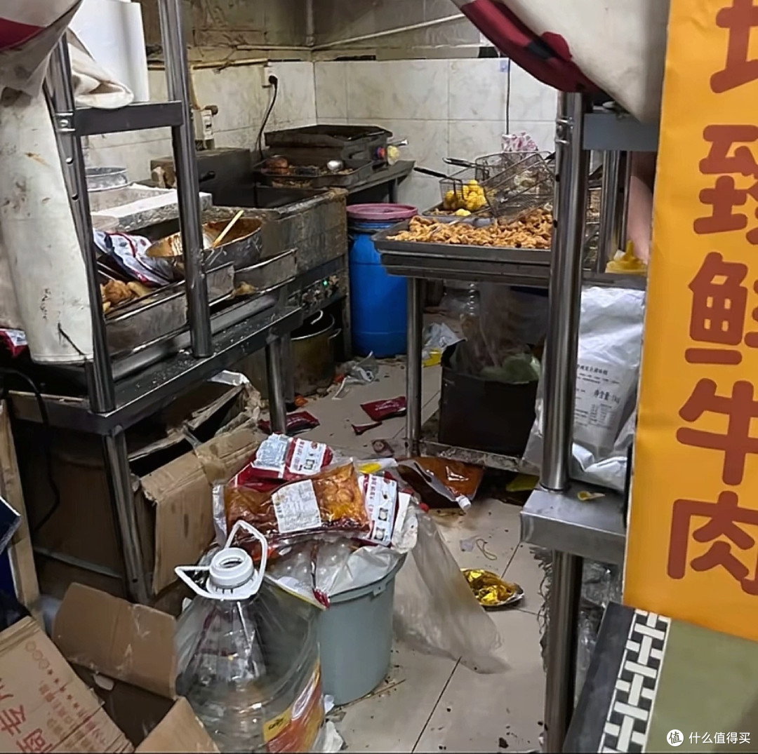 杂乱不堪的厨房，堆成山的垃圾