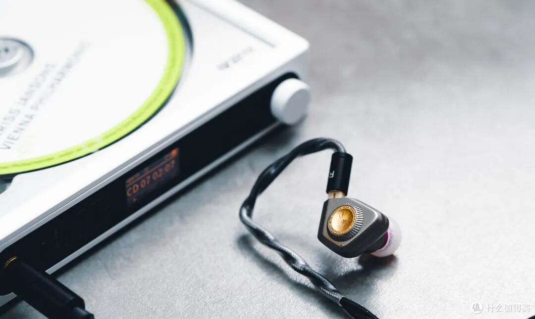 「BASS+2 “嘿喂狗!”」广义好听的便携 CD 机 | FIIO DM15 R2R