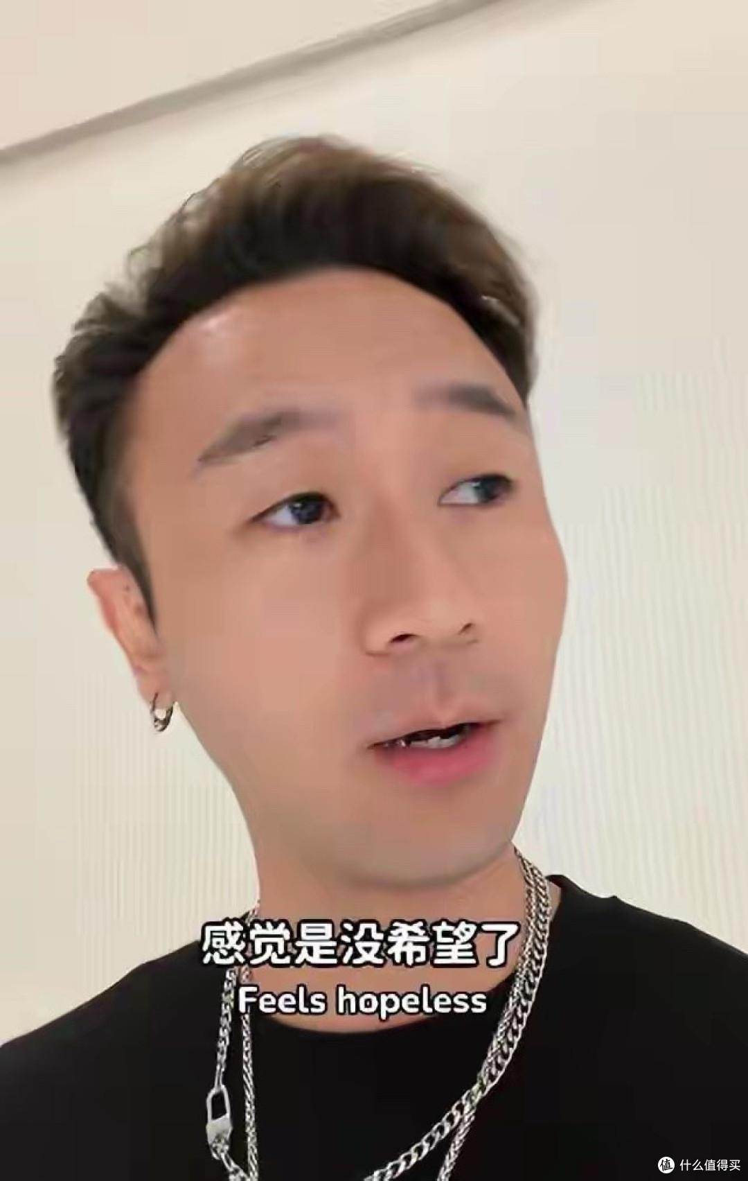 台湾男歌手在上海厕所丢1万块外套,称治安太差,美国不会这样!