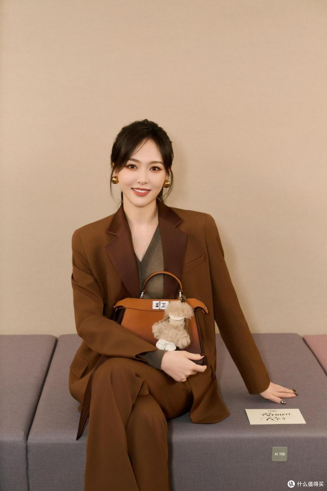 41岁的唐嫣带火一种美拉德新穿法:西装搭配阔腿裤,穿衣时髦高级