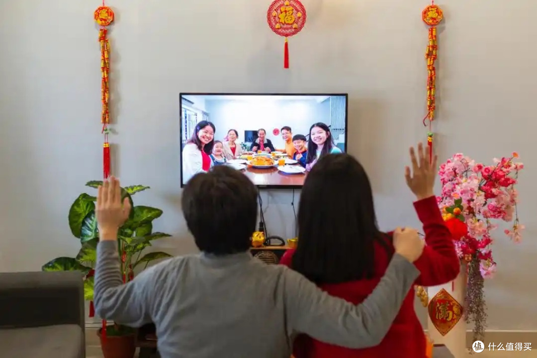 围炉寄乡思,云聚暖新春