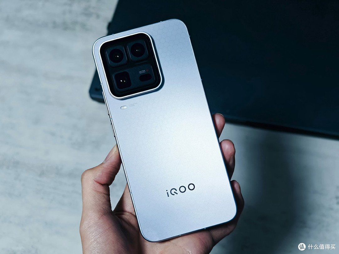 手机市场诞生“性能王”!451W+100倍变焦+24GB,iQOO新机很强啊