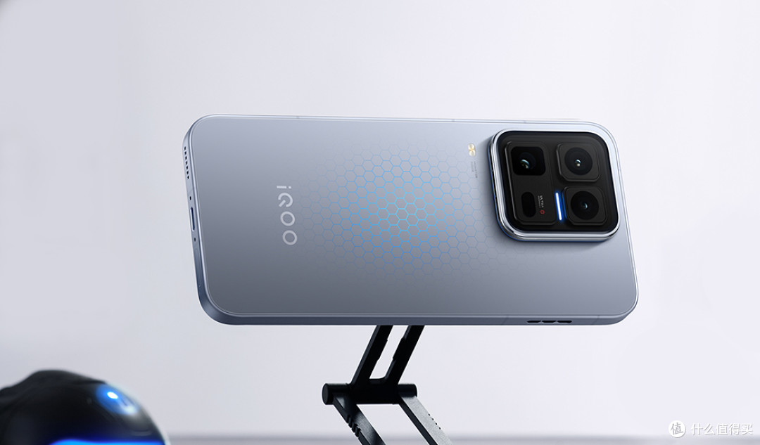 手机市场诞生“性能王”!451W+100倍变焦+24GB,iQOO新机很强啊