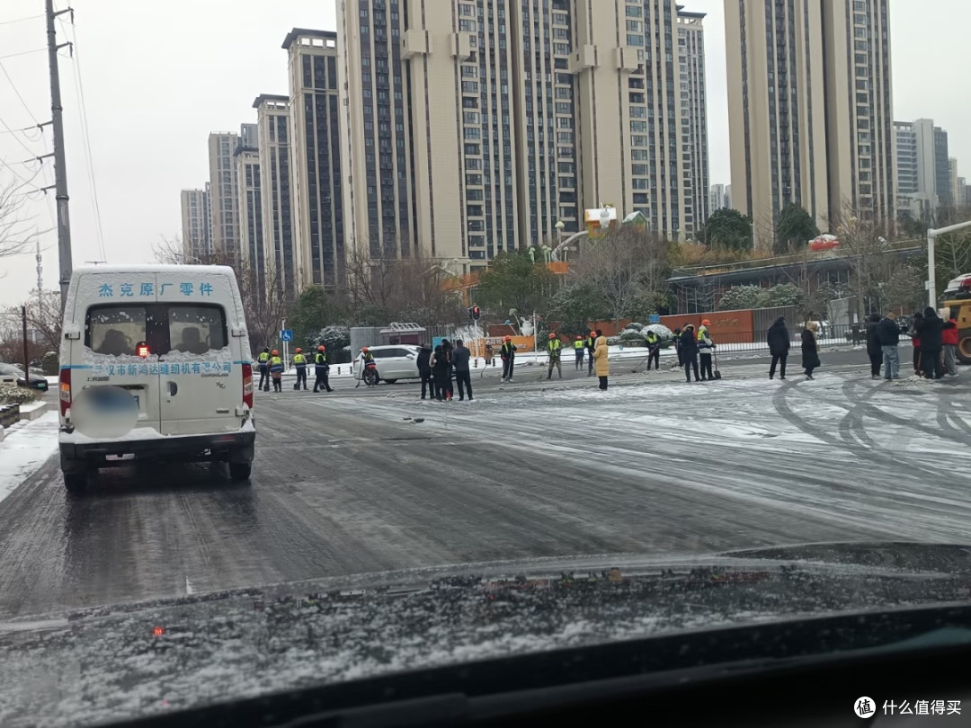 雨雪天开车惊魂记:这些保命技巧救了我两次