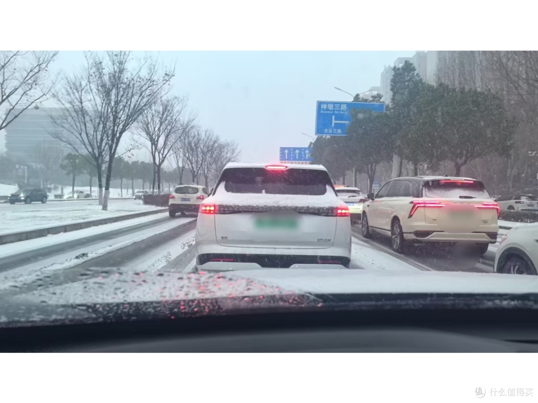 雨雪天开车惊魂记:这些保命技巧救了我两次