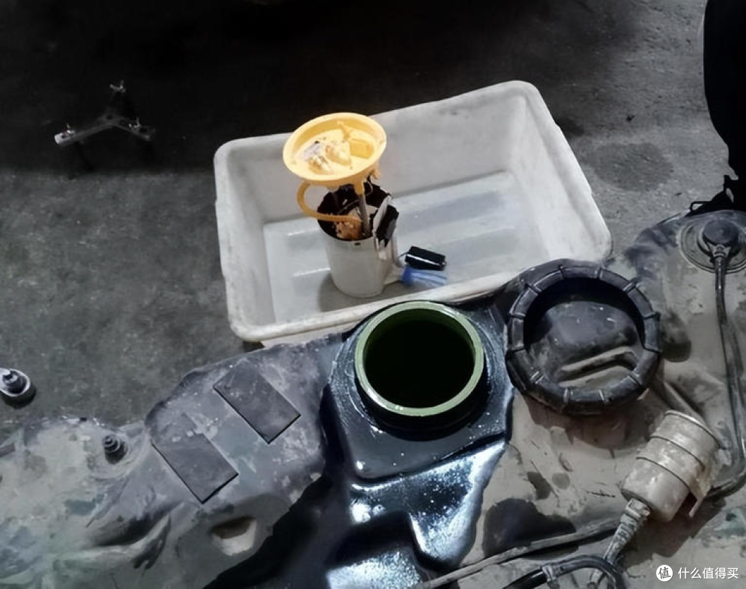汽车前半箱油耐烧后半箱狂掉,不是漏油,是这个设计在“骗”你!