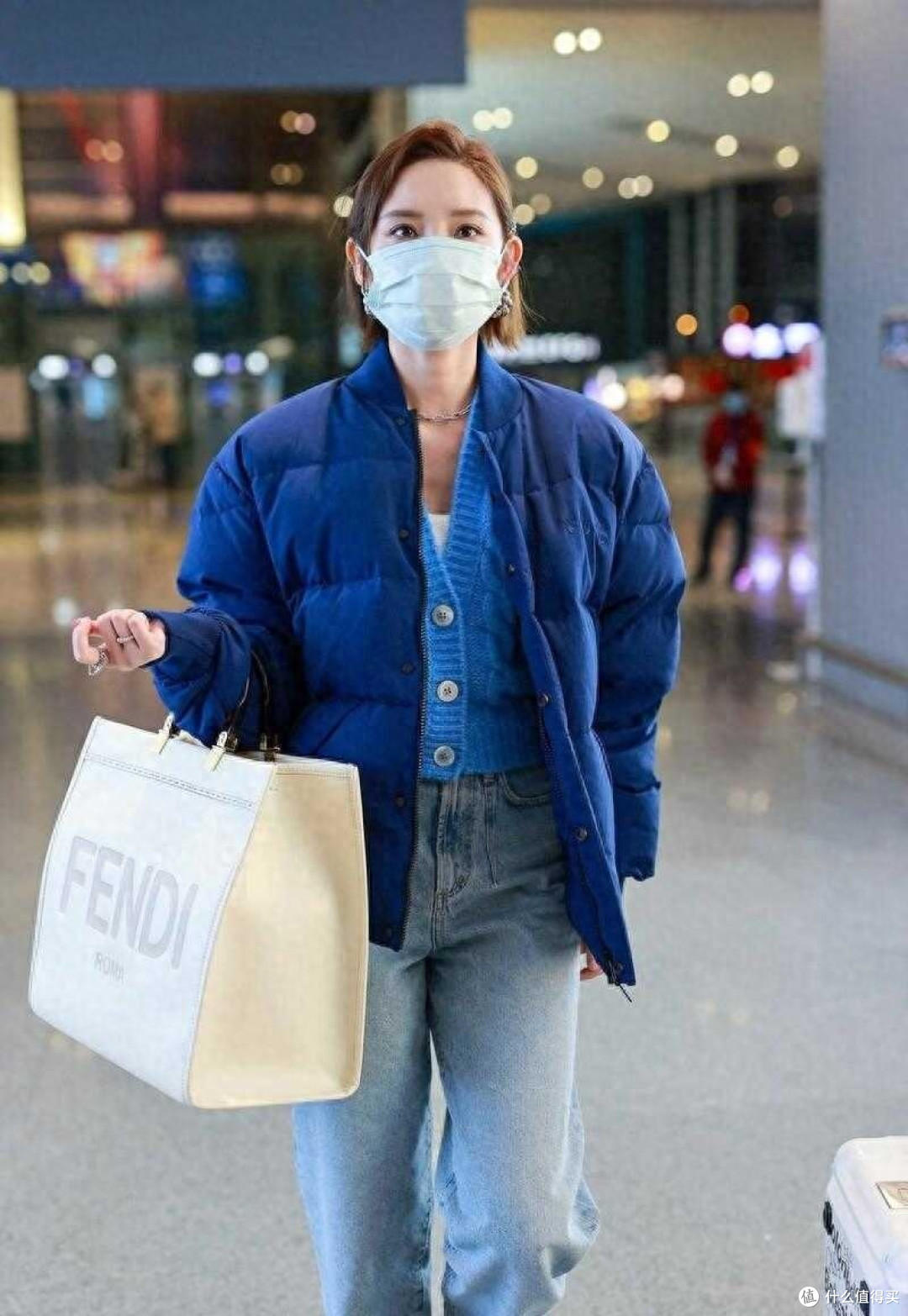 165cm唐艺昕穿衣真时髦,蓝色羽绒服叠穿同色针织衫,高级减龄