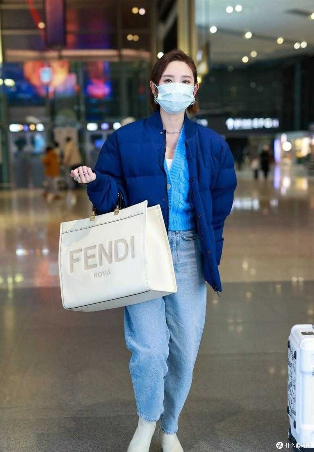 165cm唐艺昕穿衣真时髦,蓝色羽绒服叠穿同色针织衫,高级减龄
