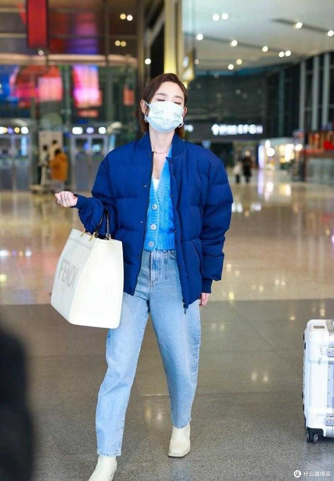 165cm唐艺昕穿衣真时髦,蓝色羽绒服叠穿同色针织衫,高级减龄