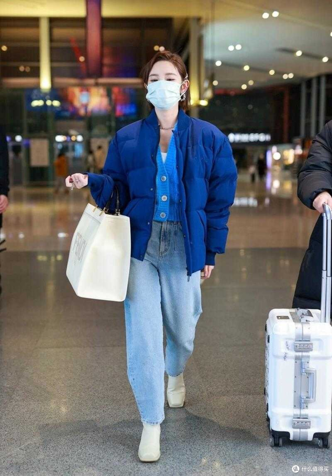 165cm唐艺昕穿衣真时髦,蓝色羽绒服叠穿同色针织衫,高级减龄