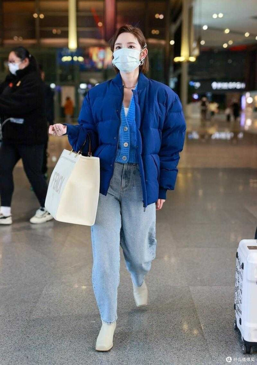 165cm唐艺昕穿衣真时髦,蓝色羽绒服叠穿同色针织衫,高级减龄