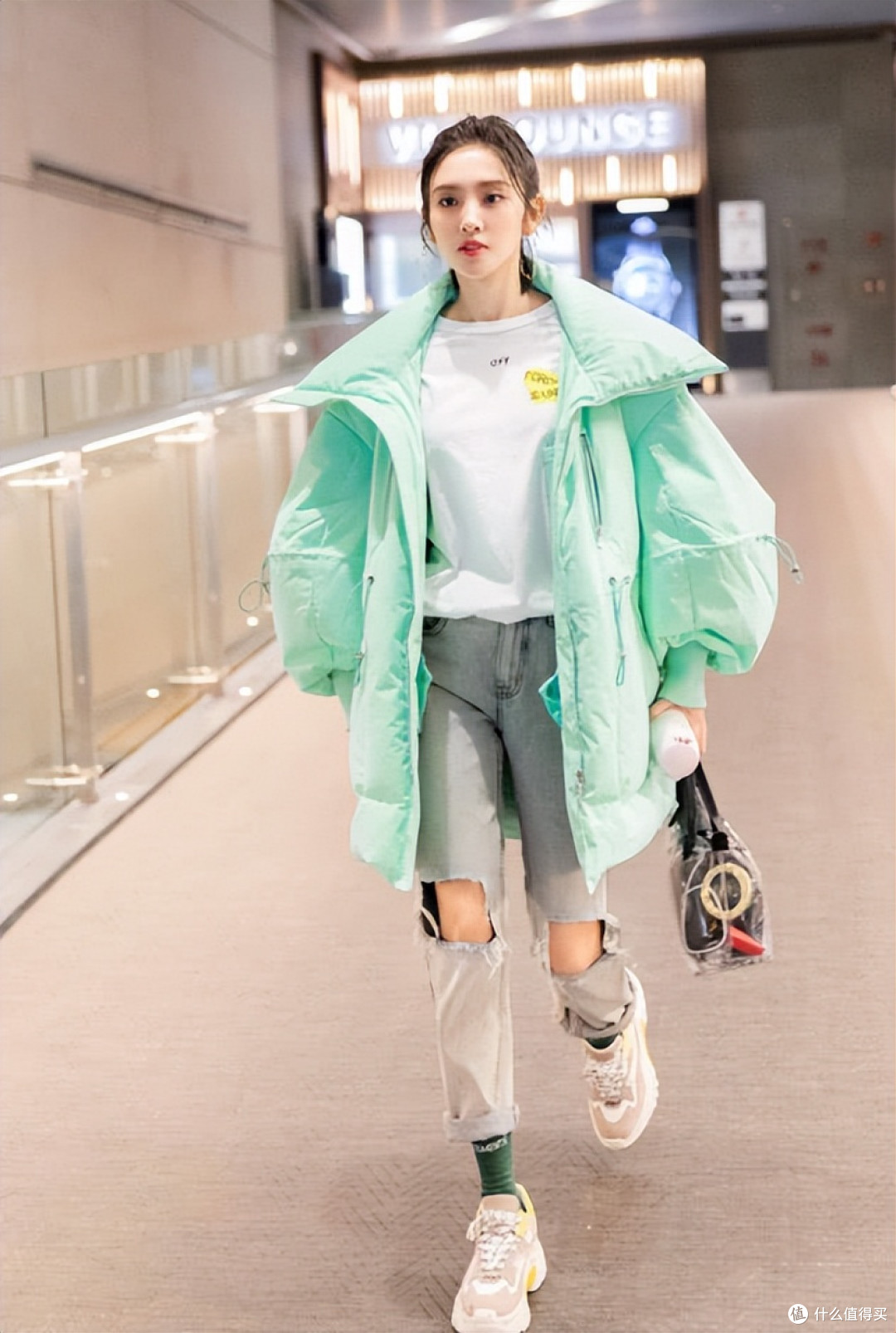 165cm唐艺昕穿衣真时髦,蓝色羽绒服叠穿同色针织衫,高级减龄