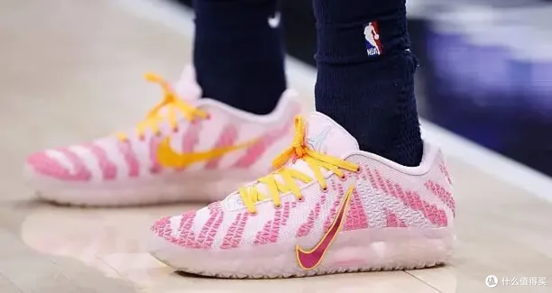【NBA每日上脚】Kobe6新配色竟然致敬枫叶乔丹？