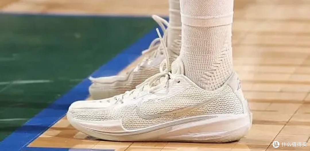 【NBA每日上脚】Kobe6新配色竟然致敬枫叶乔丹？