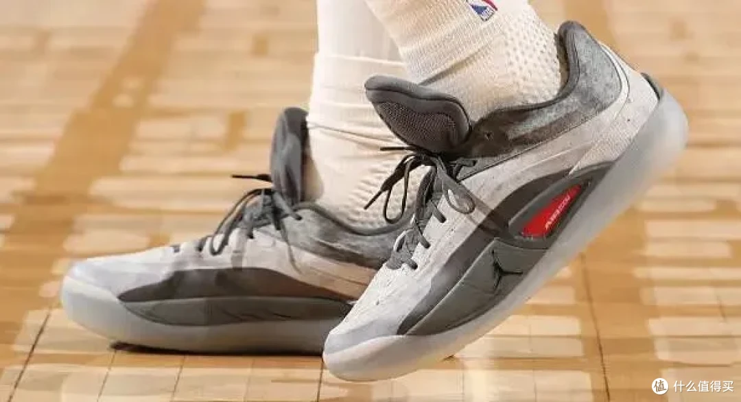 【NBA每日上脚】Kobe6新配色竟然致敬枫叶乔丹？
