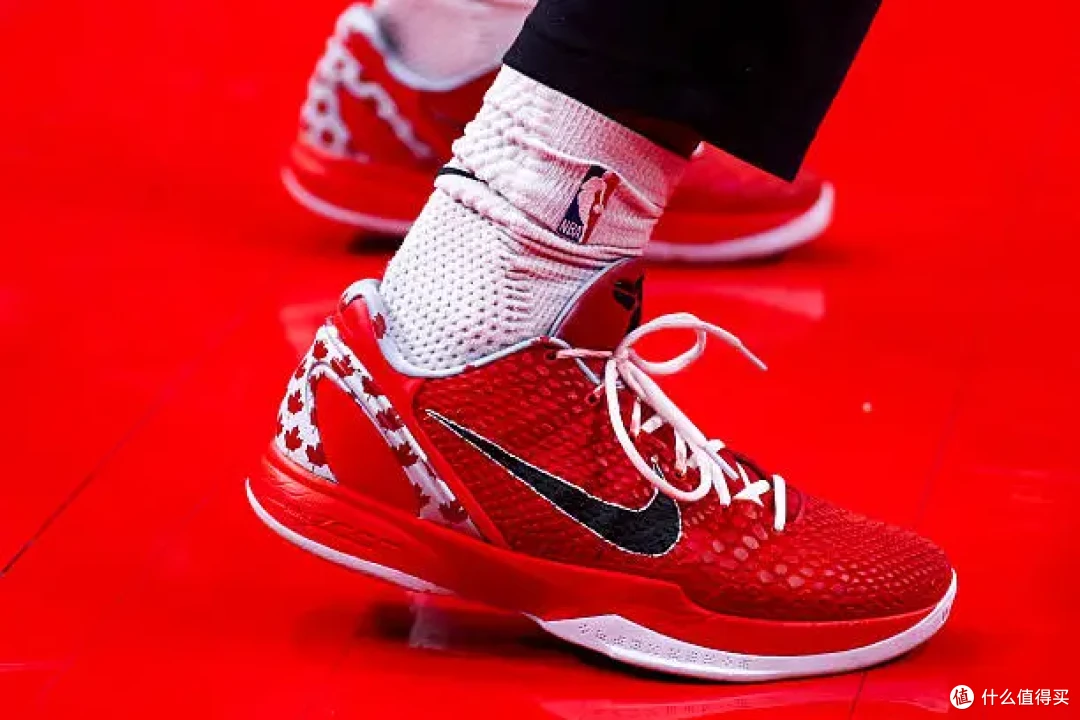 【NBA每日上脚】Kobe6新配色竟然致敬枫叶乔丹？