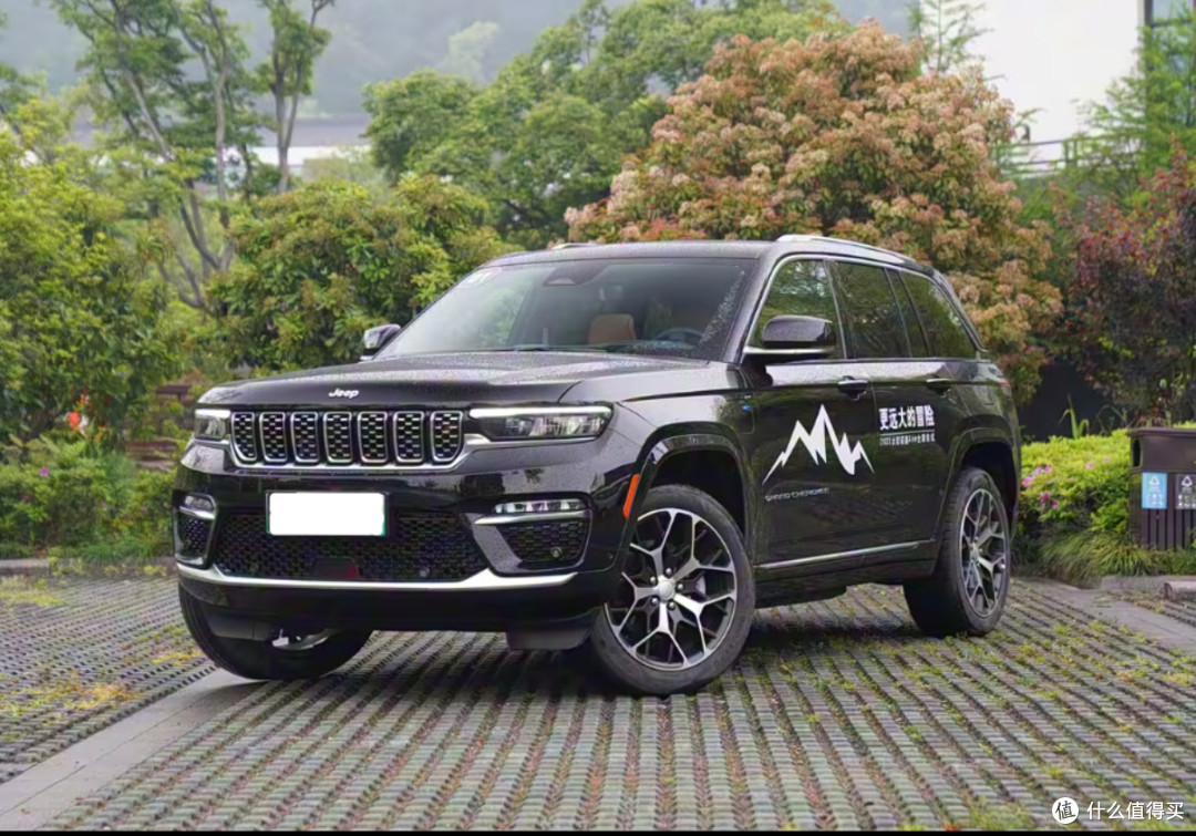 新款Jeep大切诺基4xe外观硬派霸气搭载2.0T插电混动售27.99万元起