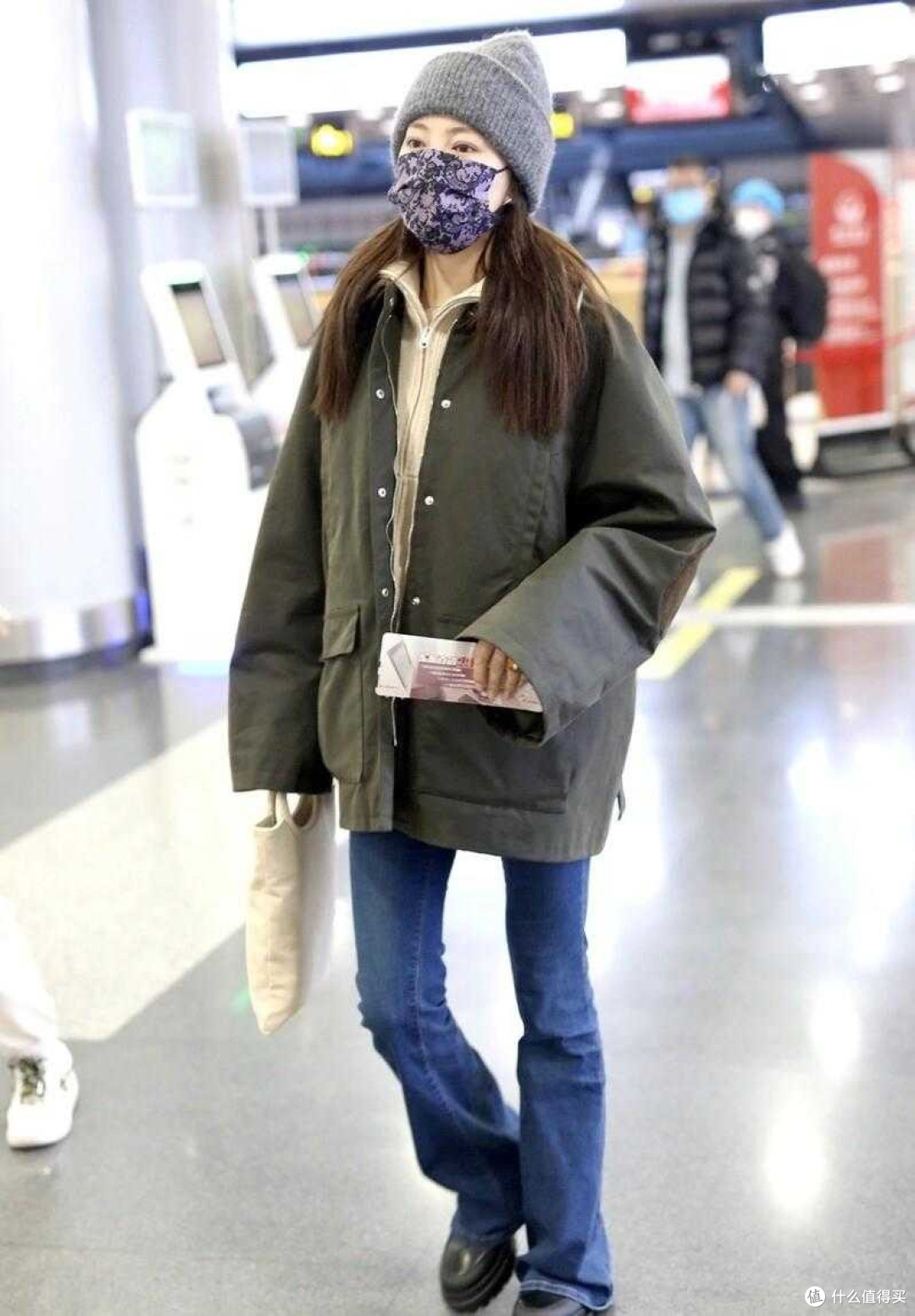 张雨绮的穿搭越来越时髦,穿工装棉服搭配喇叭牛仔裤,高级显气质