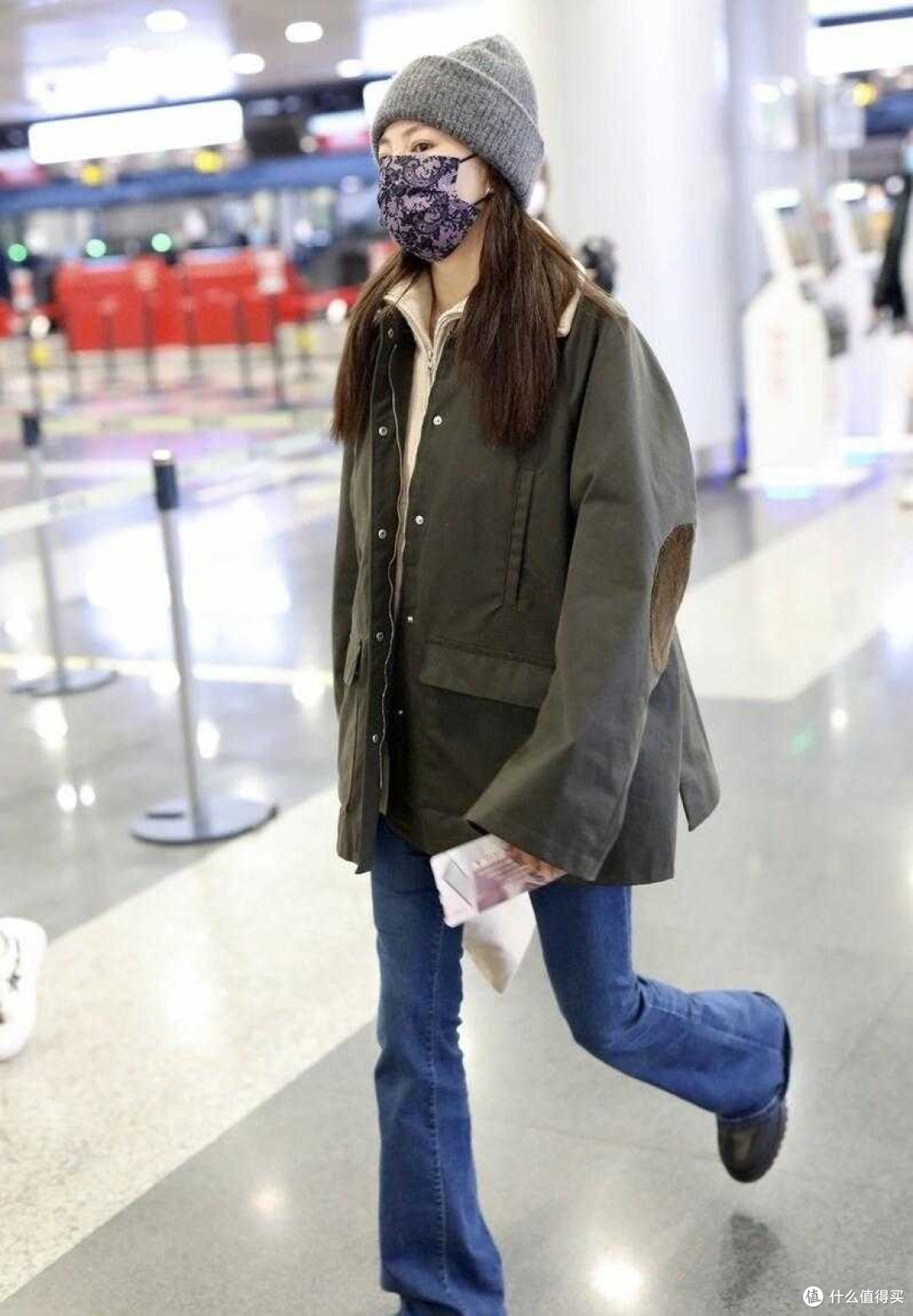 张雨绮的穿搭越来越时髦,穿工装棉服搭配喇叭牛仔裤,高级显气质