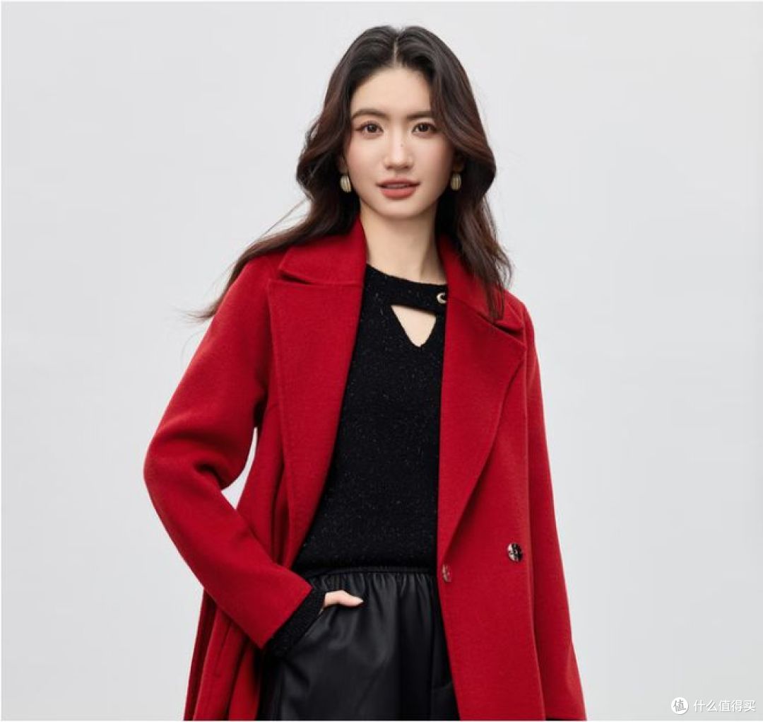 尚都比拉推出新年红长款羊毛大衣,冬季时尚新选择!