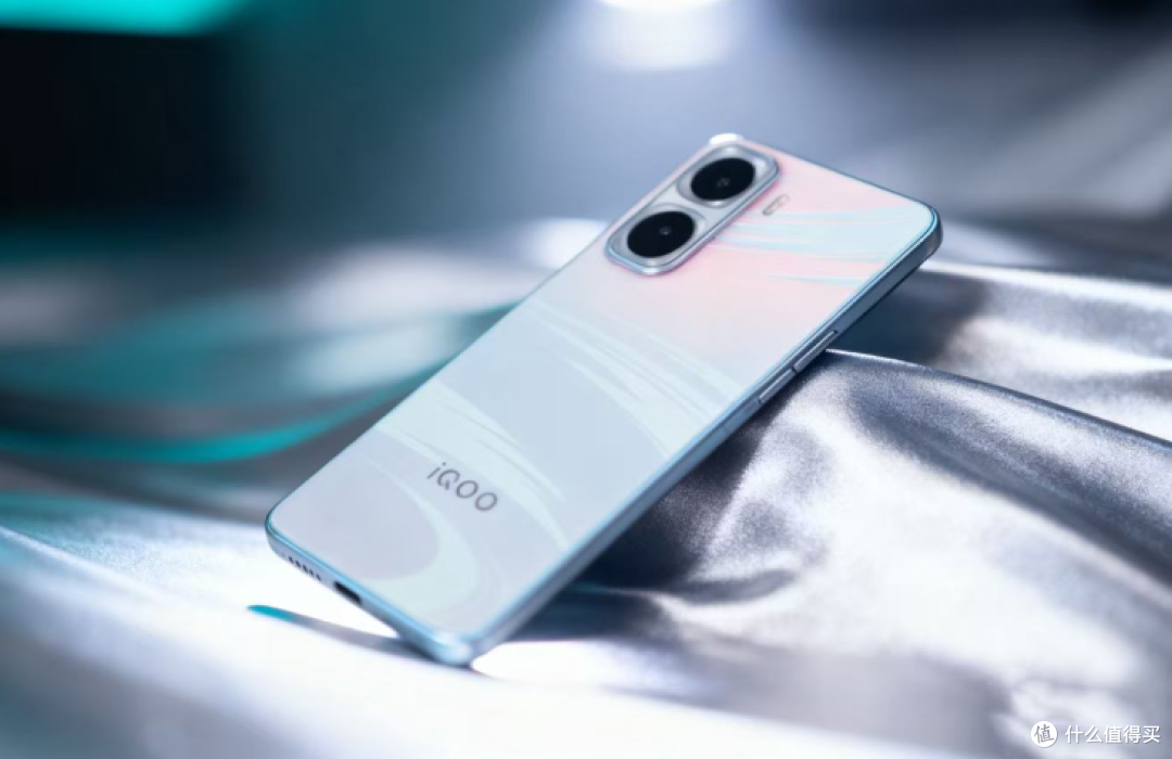 性能炸裂但冷静持家！7500mAh+2K屏，iQOO如何重新定义中端机？