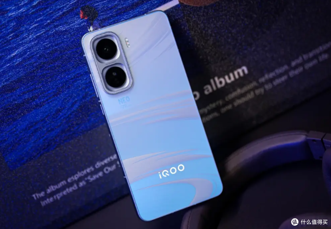 性能炸裂但冷静持家！7500mAh+2K屏，iQOO如何重新定义中端机？