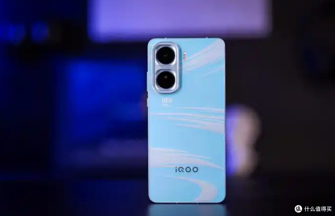 性能炸裂但冷静持家！7500mAh+2K屏，iQOO如何重新定义中端机？