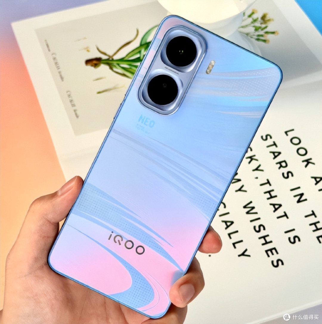 性能炸裂但冷静持家！7500mAh+2K屏，iQOO如何重新定义中端机？