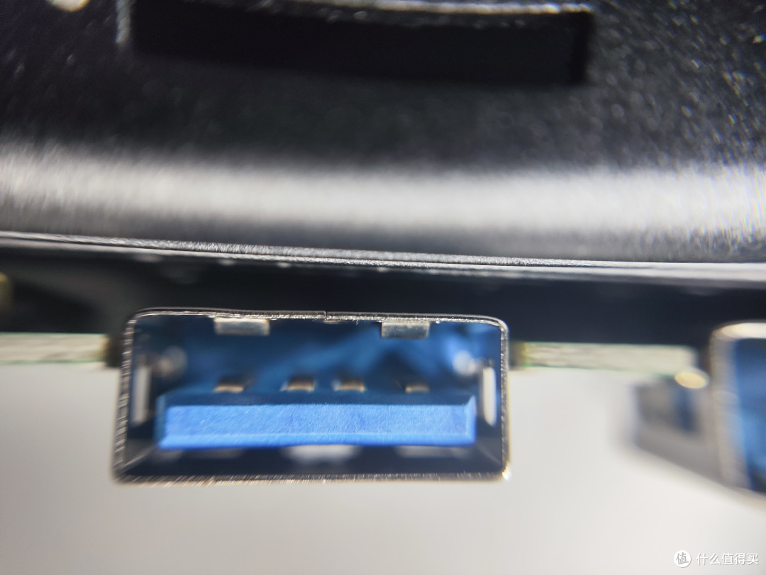 第一个USB-A，别看是蓝色的塑料，其实内部只有4个引脚，跟USB3一点关系都没有，就是纯粹的USB2.0