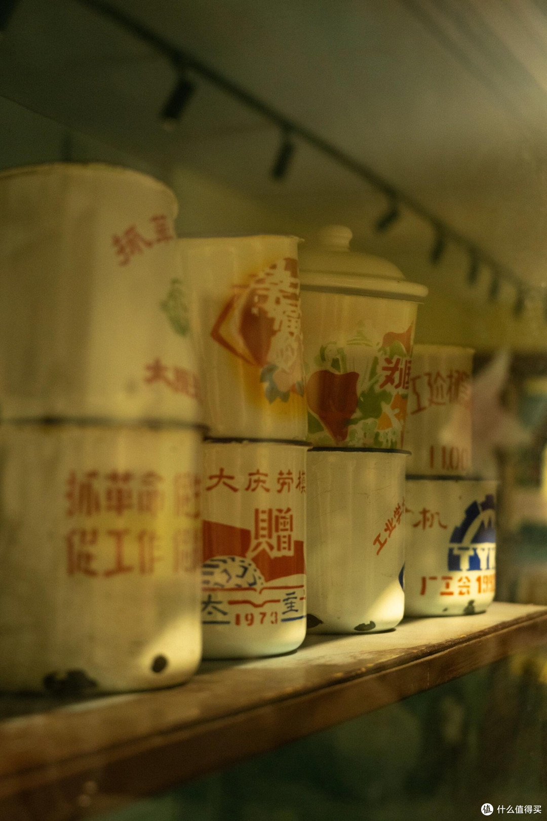 旧书磁带黑白照片:时光的印记