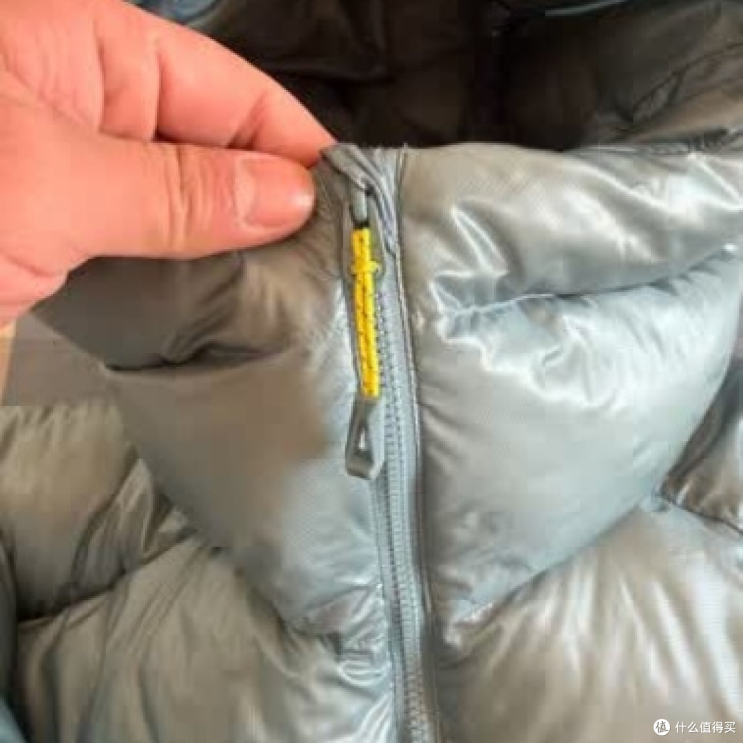 多功能单品打造保暖造型