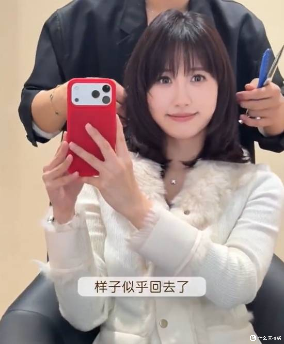 蓝衣战神一栗小莎子官宣二次化疗,亲手剪短发,笑着告别不卖惨!