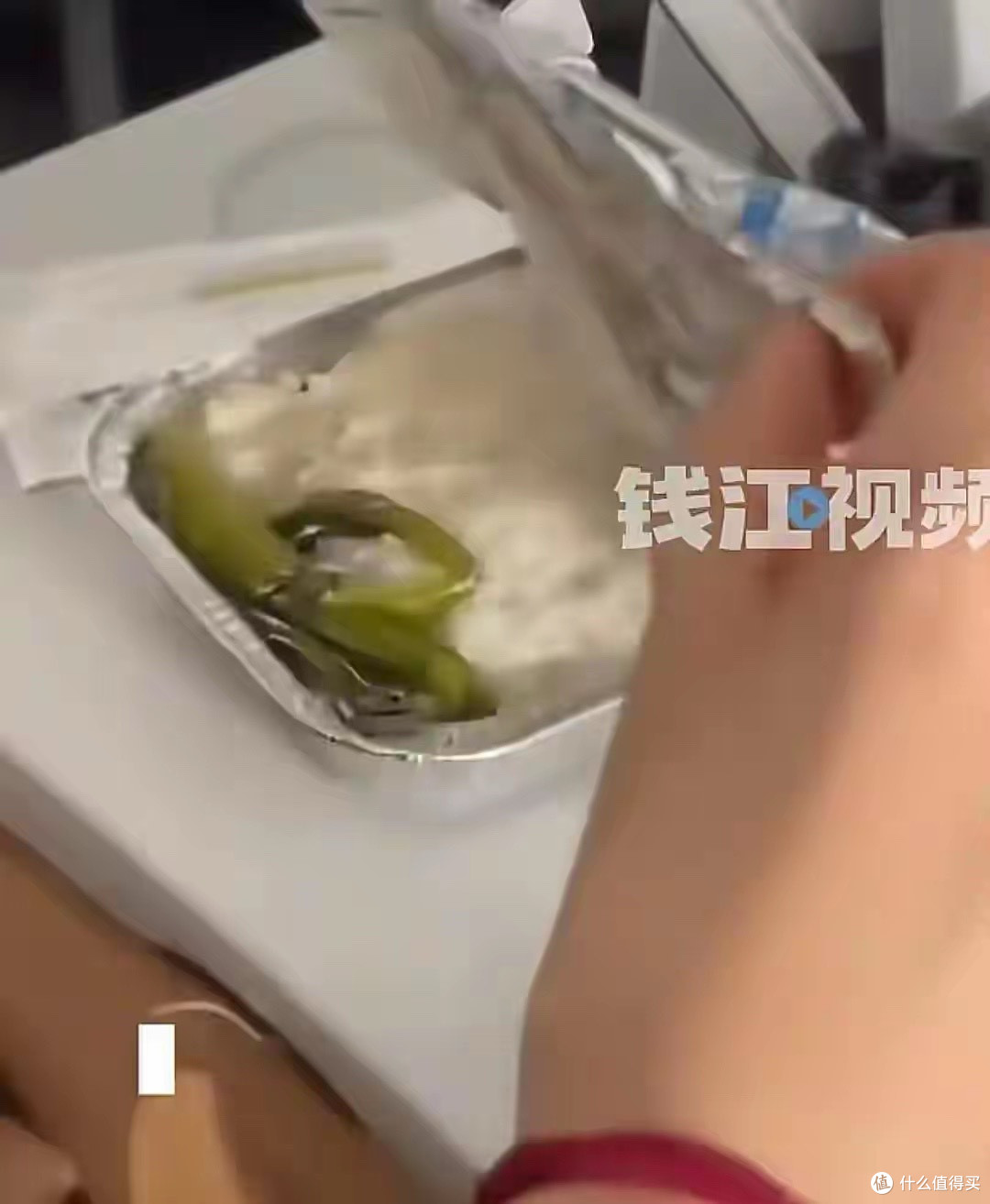 飞机餐配一根菜后续:航空公司回应,与事实不符,发帖者求放过