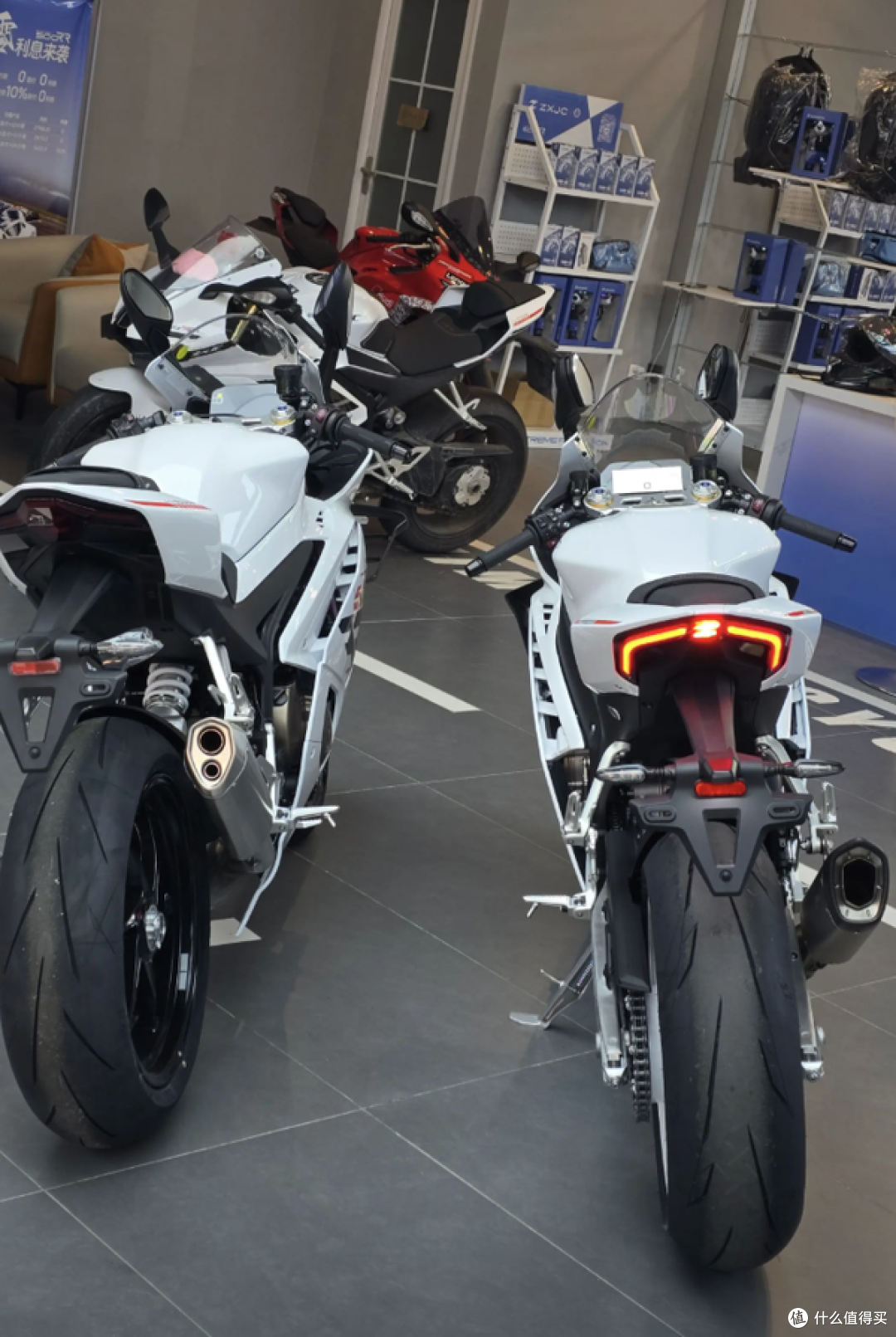 四透镜前脸+可变阀门排气,张雪 820RR 把战斗感拉到极致!