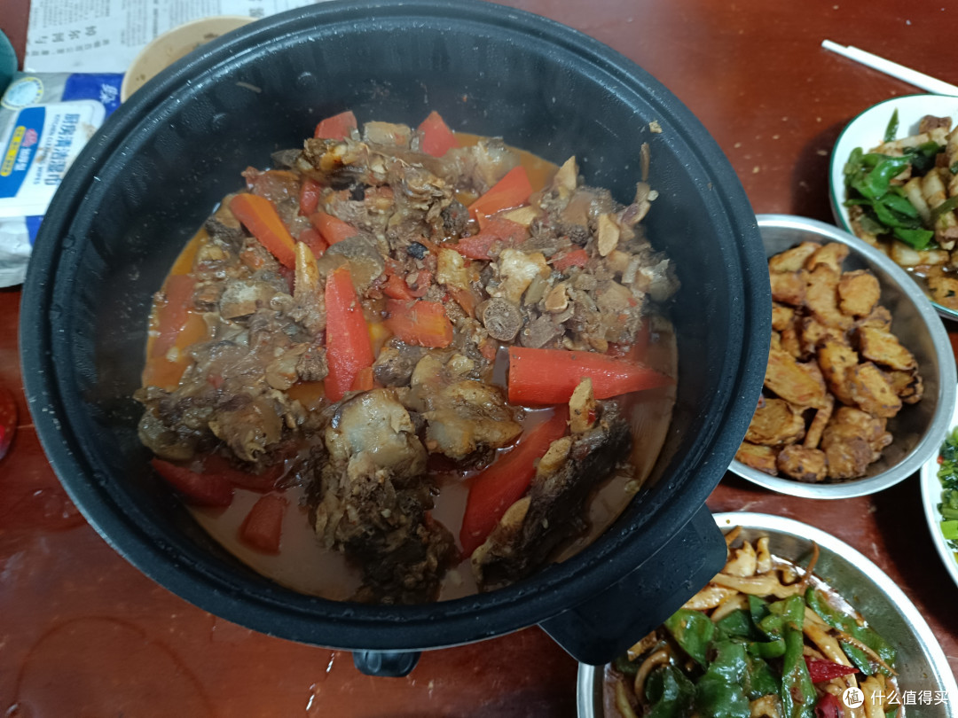 过年的家常饭菜,炖羊肉,炖鱼,萝卜丸子,鱿鱼,青菜