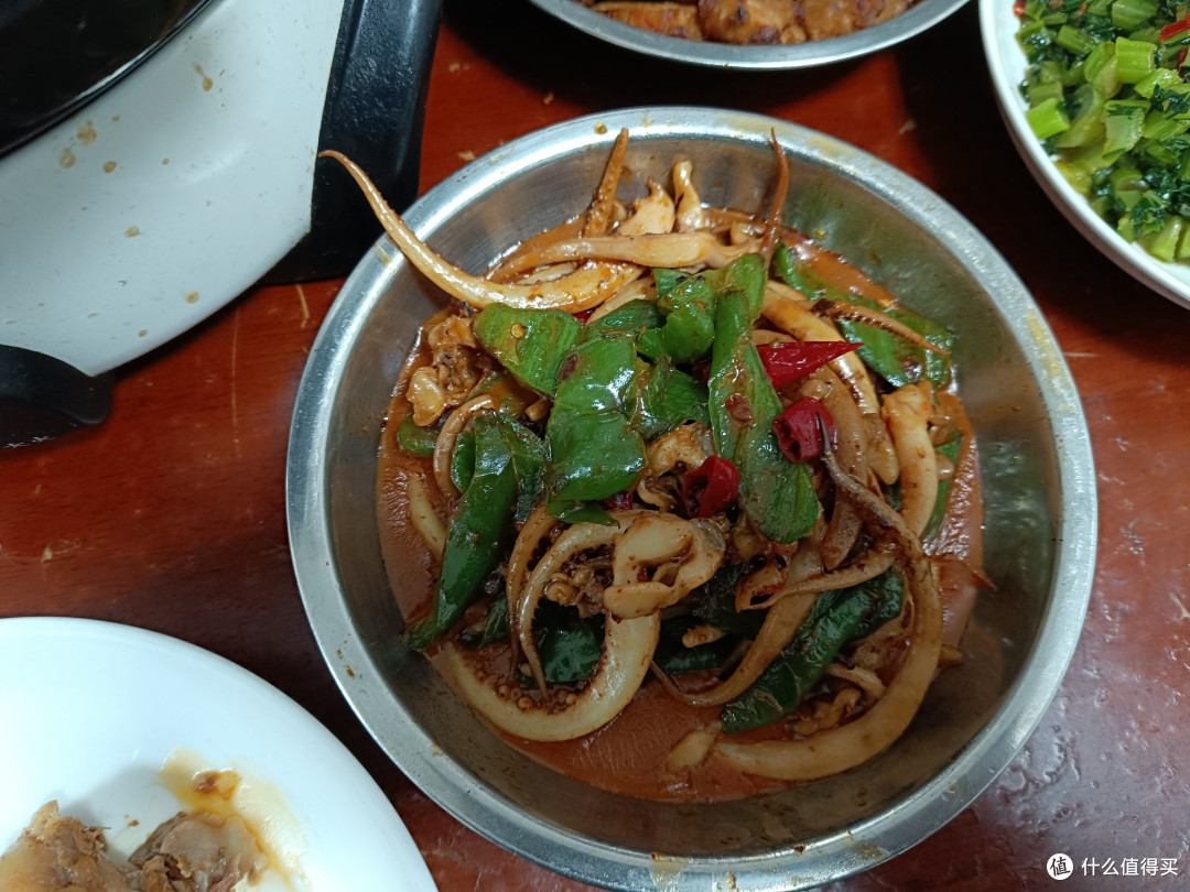 过年的家常饭菜,炖羊肉,炖鱼,萝卜丸子,鱿鱼,青菜