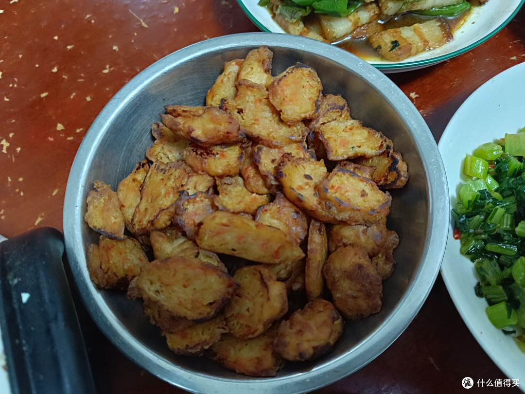 过年的家常饭菜,炖羊肉,炖鱼,萝卜丸子,鱿鱼,青菜