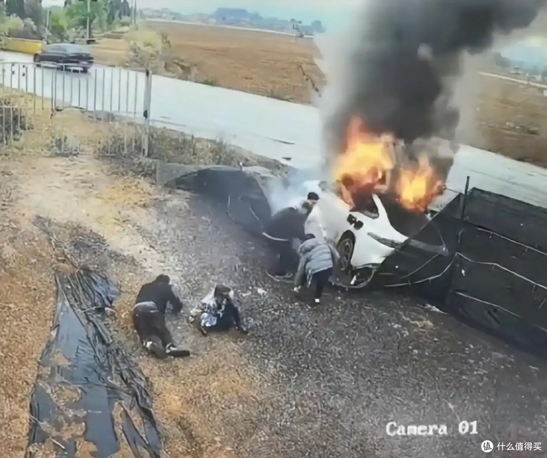 双手烧废仍抱憾！云南新能源车起火，救人者竟是肇事司机