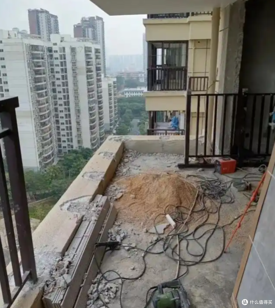 阳台自带的防护栏,到底要不要拆掉?听听内行人的大实话!