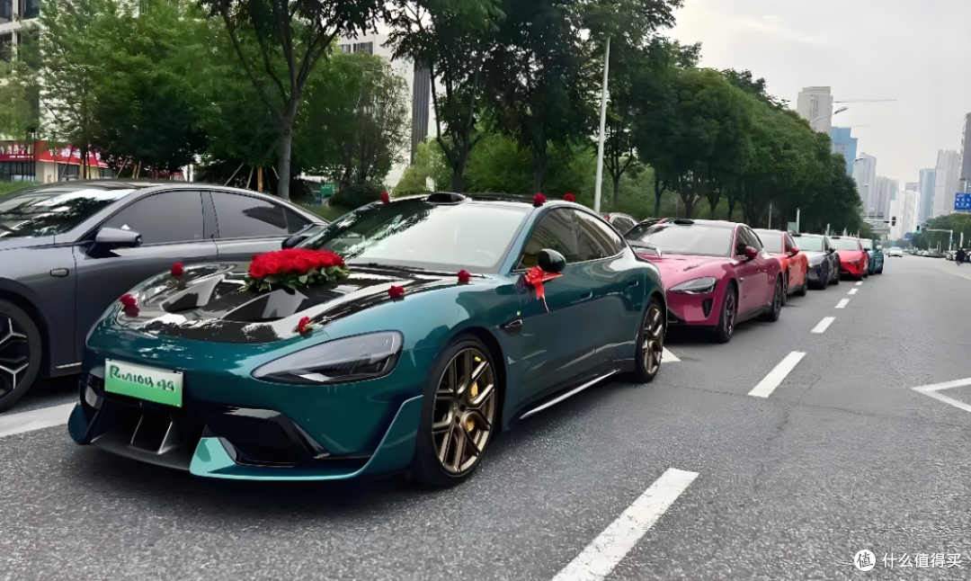 四川米粉狂揽几百台小米汽车当婚车,排面碾压BBA,拉风到离谱!