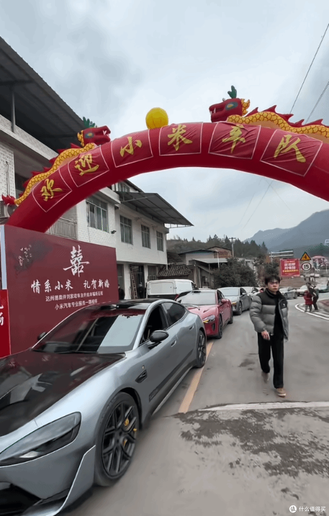 四川米粉狂揽几百台小米汽车当婚车,排面碾压BBA,拉风到离谱!