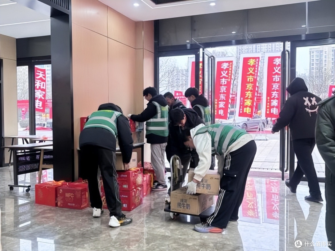 志愿红点亮年货节 暖服务情满孝义城 山河臻品年货节志愿服务纪实