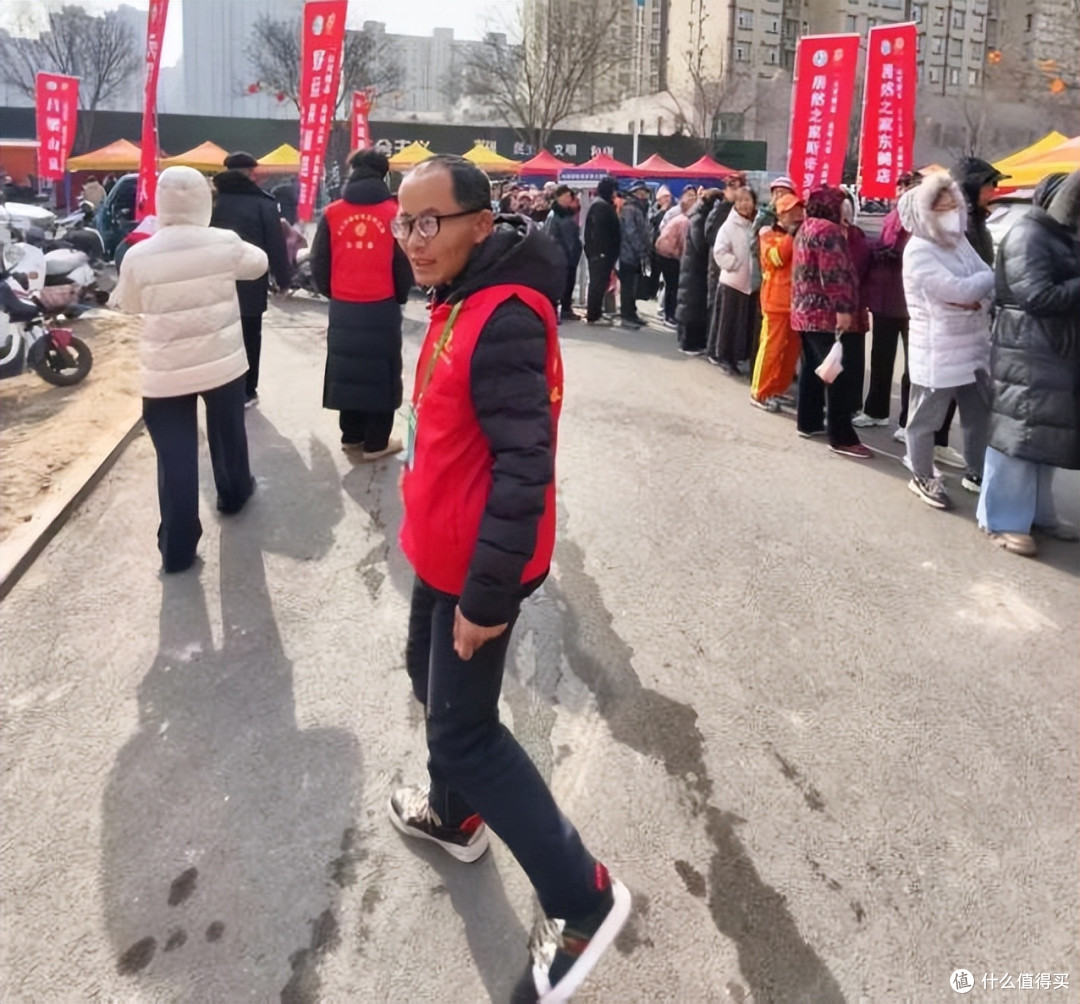 志愿红点亮年货节 暖服务情满孝义城 山河臻品年货节志愿服务纪实