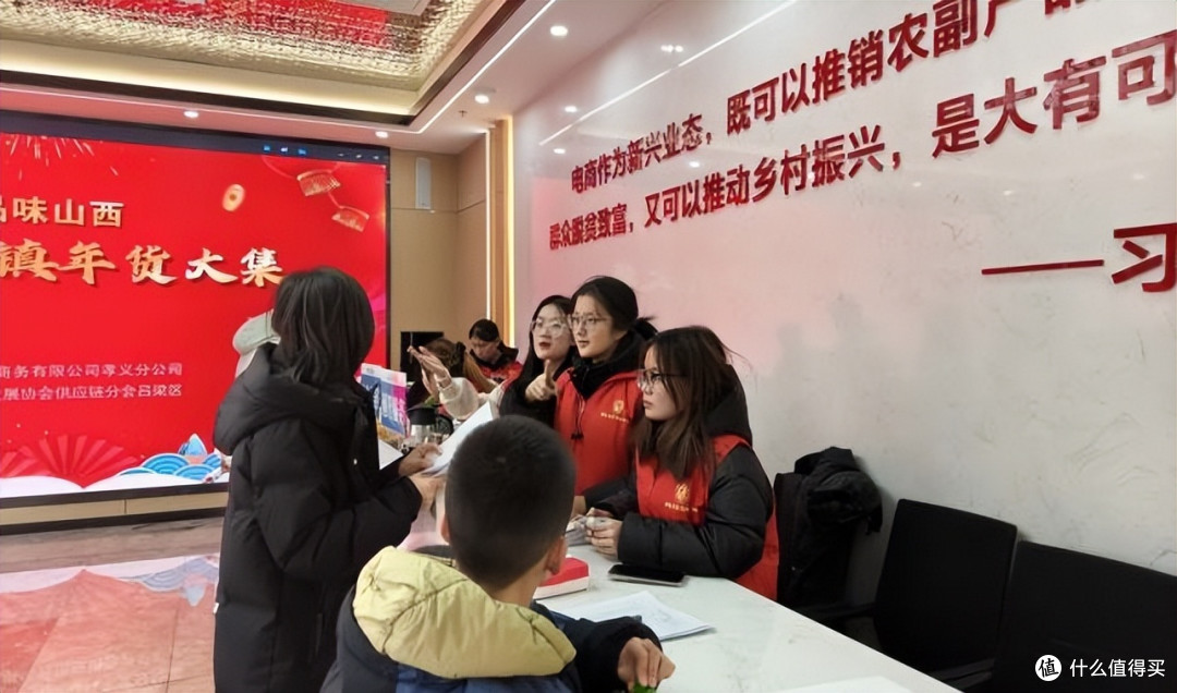 志愿红点亮年货节 暖服务情满孝义城 山河臻品年货节志愿服务纪实