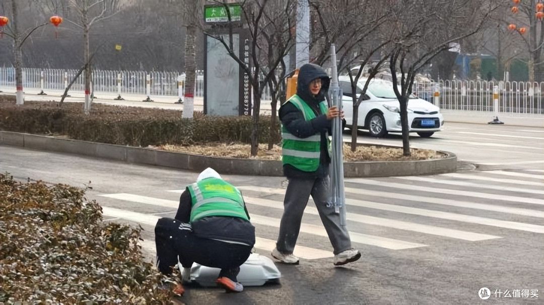 志愿红点亮年货节 暖服务情满孝义城 山河臻品年货节志愿服务纪实